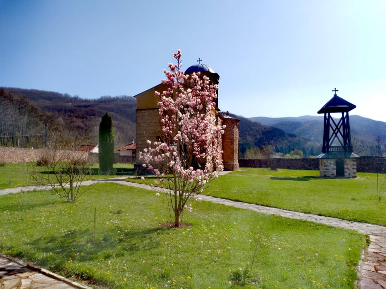 manastir sveti sisoje dvoriste